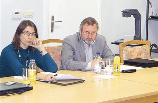 Župan Emil Rojc ponuja roko, svetniki pa je pod sedanjimi pogoji ne želijo sprejeti. 