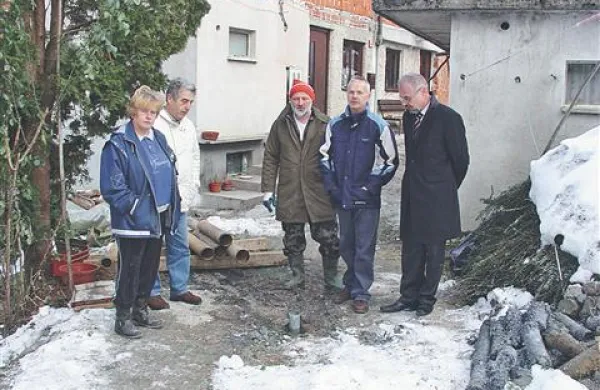 Pri hiši Mlakarjevih sta se pomudila tudi državni svetnik Rasto Reven (drugi z leve) in poslanec DZ Rado Likar (prvi z desne).