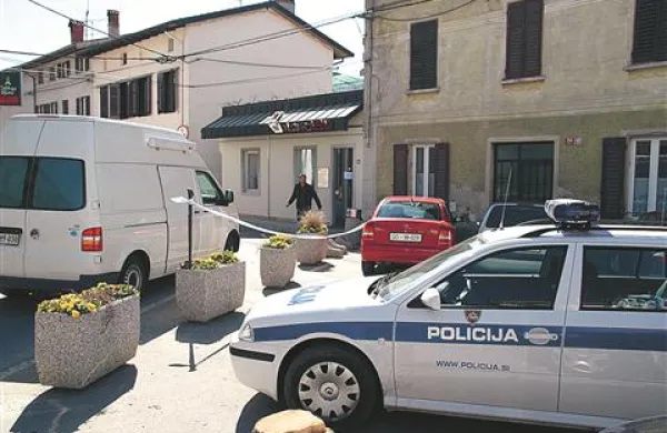 13. marca lani sta roparja iz banke v Renčah odnesla  18.000 evrov, natančno mesec dni pred tem pa iz banke v Komnu 4000 evrov.