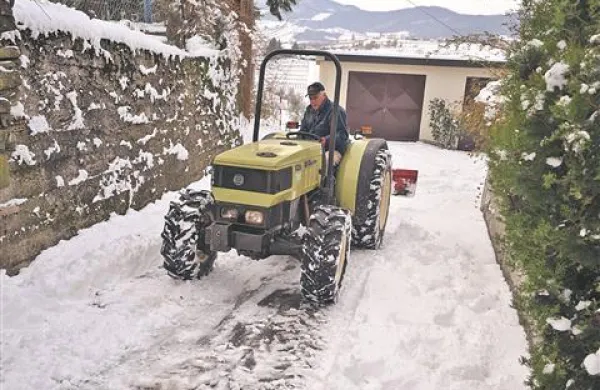 V Brdih  je na traktor s plugom sedel sam župan Franc Mužič