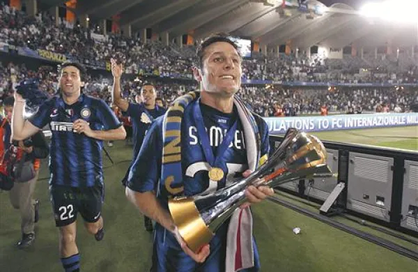 Javier Zanetti v Abu Dabiju  ponosno kaže pokal za naslov svetovnega klubskega prvaka, ki je obliž na trenutne Interjeve poraze