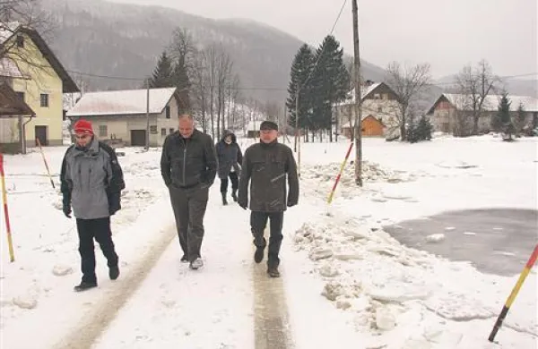 Jurij Kavčič, Bojan Sever, Samo Bevk in Alenka Cvetaš v zaselku Na sredi