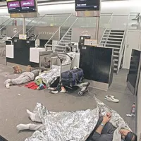 Številni potniki so bili primorani noč preživeti na letališčih.
