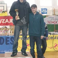 Zmagovalca letnika 1996 Bora Grdadolnika ni bilo v Vrtojbi, zmagovalec letnika 1995 Žiga Peklaj pa se je fotografiral z Boštjanom Bučem