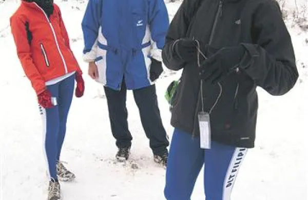 Helena Simčič (zmagovalka med mlajšimi veterankami) pred startom, v ozadju Valda Dornik (zmagovalka med starejšimi veterankami) in Jožef Tomažič 