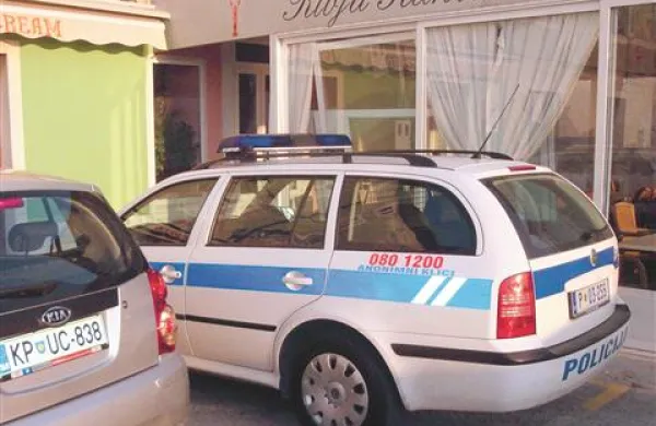 Zalotili policista, ki je parkiral na prostoru za invalide