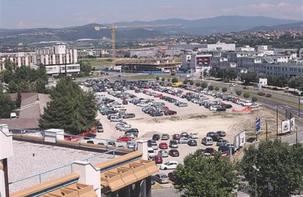 Gramozno brezplačno parkirišče med Ogrlico, nekdanjo medicino dela in Banko Koper ni javna površina, zato v primeru zaparkiranega vozila redarji ne morejo ukrepati