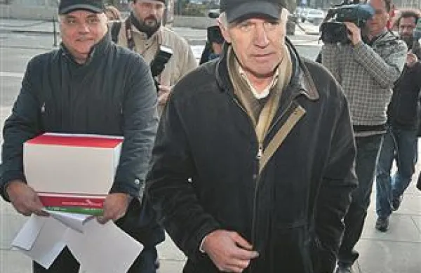 Tako je pred nekaj dnevi vodstvo Zveze svobodnih sindikatov nosilo podpise za referendumsko pobudo. Zdaj je na vrsti ponovno odločanje v parlamentu. 