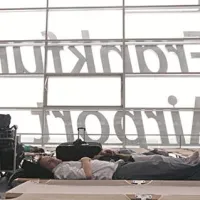 Promet je zastal tudi na frankfurtskem letališču, kjer so potnikom priskrbeli ležišča.