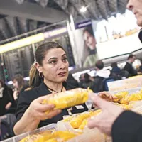 Na letališču Heathrow so potnikom delili tudi brezplačne pakete s hrano.