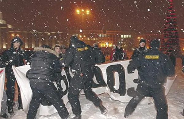 Policija je razgnala in aretirala 639 ljudi, ki so protestirali po predsedniških volitvah v Belorusiji.