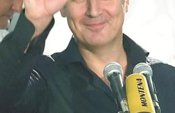 Milo Đukanović naj bi danes uradno odstopil s premierskega položajablasti že 20 let.