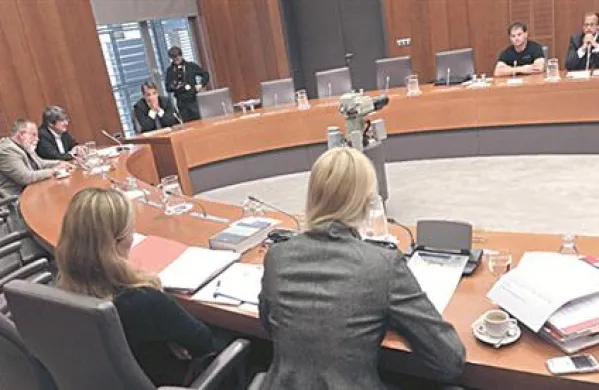 Komisija bo z delom nadaljevala januarja, ko bodo zaslišali še nekatere visoke uslužbence pošte in, kot je dejala Župevčeva, “najbolj radodarne posojilodajalce”.