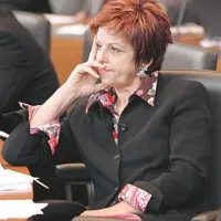 Sprožitev postopka pred ustavnim sodiščem je hkrati tudi opozorilo drugim samosvojim preoblikovanjem, je povedala ministrica za kulturo Majda Širca.