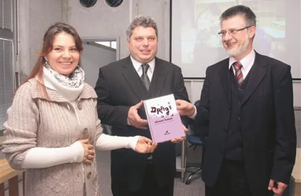 Zadovoljstvo ob izzidu prepotrebne knjige si delijo (z desne) Danijel Božič, dr. Miha Jeršek in Jana Pečečnik