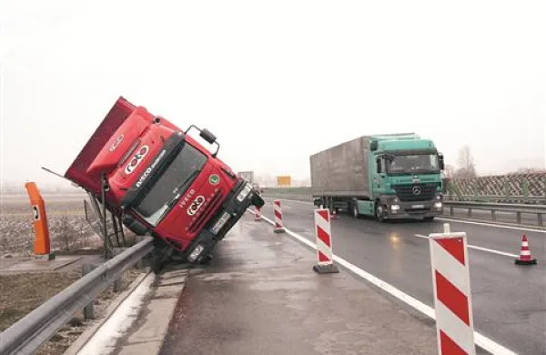 Na najbolj vetrovnem delu vipavske hitre ceste se, kot kaže, kmalu obetajo drugačne omejitve prometa - manj stroge za tovornjake? 