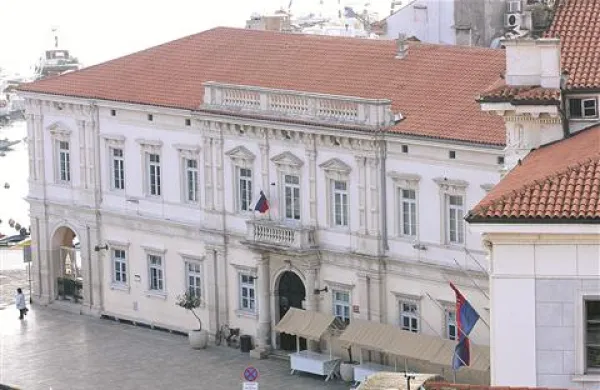 Piransko sodišče je državni zbor zaprosilo, da odloči o imuniteti za sodnico Orjano Trunkl. Poslanci so z 43 glasovi za in 12 predlogi proti sodišču dovolili, da začne proti njej kazenski postopek. 