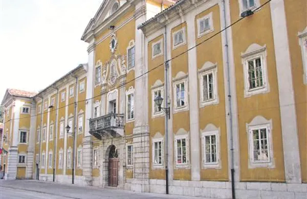 Obnovo osrednjega dela dvorca naj bi končali v letu 2012