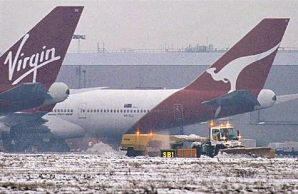 Zaradi sneženja je letališče Heathrow odpovedali številne lete.