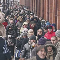 Kljub temu, da so vlaki Eurostar, ki povezujejo London s Parizom, povsem razprodani, množica ljudi še vedno čaka na karte. 