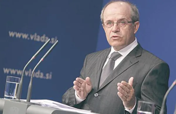 Minister Ivan Svetlik je predlagal, da bi minimalno plačo povečali zgolj na podlagi rasti življenjskih stroškov. 