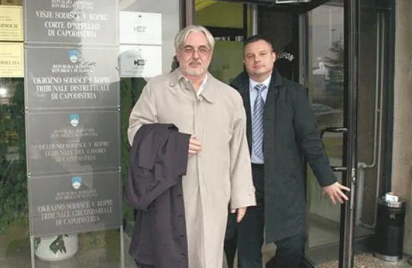 Nekdanji kriminalist Darko Muženič (desno) in odvetnik Roman Sevšek sta včeraj zadovoljna odhajala s sodišča