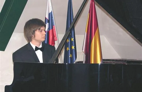 Armin Ćoralić na novem steinwayu 