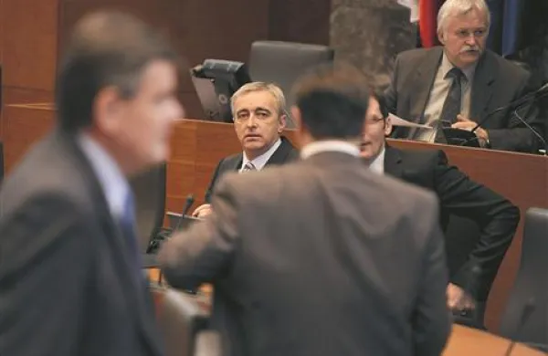 Minister Aleš Zalar (v sredini) se je otepal kritik opozicije na račun pravosodja 