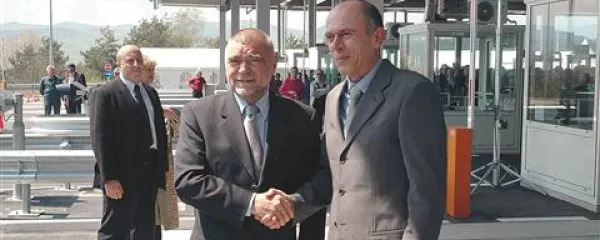 Bivša predsednika Slovenije in Hrvaške, pokojni Janez Drnovšek in Stjepan Mesić, sta odprla mednarodni mejni prehod Jelšane, ki je še bolj učvrsti shengensko mejo proti sosedom.
