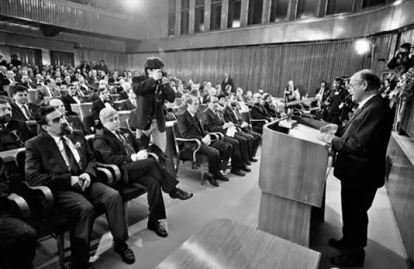 Zgodovinski 26. december 1990: France Bučar govori na seji republiške skupščine, na kateri so razglasili rezultate plebiscita o samostojnosti Slovenije