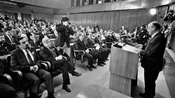 Zgodovinski 26. december 1990: France Bučar govori na seji republiške skupščine, na kateri so razglasili rezultate plebiscita o samostojnosti Slovenije