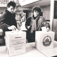 Vzdušje na plebiscitni dan je bilo po vsej Sloveniji praznično, volilna udeležba pa je bila rekordna