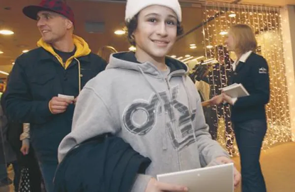 Med tistimi, ki so v filmu nastopili in  prišli tudi na premiero, je tudi Tim Kevin Ravnjak, mladenič, ki že odločno stopa po Markovih stopinjah.