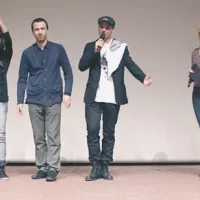 Akterji od leve proti desni:  Ula Furlan, Domen Smerdel, Marko Grilc in gostiteljica večera, Ota Roš.