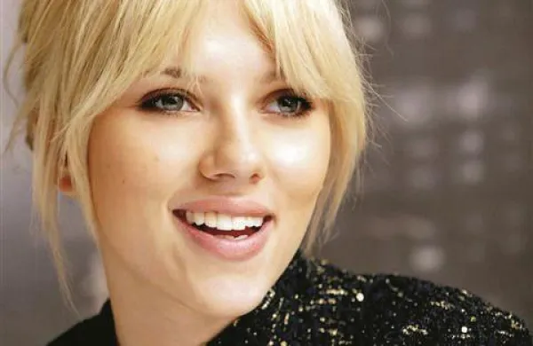 Scarlett Johansson ni več v zakonskem jarmu