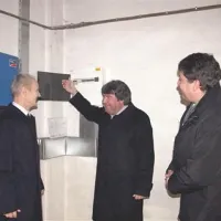 Sežanski župan Davorin Terčon je pozdravil odprtje Jadranove elektrarne, saj  postavitev na strehah industrijskih objektov ni sporna. Najbolj sporna bi bila postavitev na tleh, v naravi, meni, vendar takih  na Krasu ni na obzorju. Pri vklopu stikala  sta se mu pridružila direktor Jadrana Anton Zobec (levo) in župan občine Šempeter - Vrtojba Milan Turk (desno).