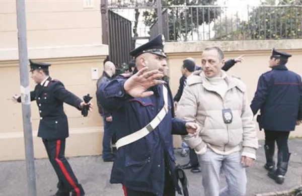 V Italiji so zaradi včerajšnjih nesreč v švicarski in čilski ambasadi poostrili varnostne ukrepe.