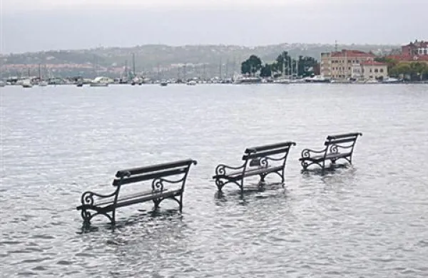 Reke in morje nara&scaron;čajo - v Piranu je sinoči tulila sirena