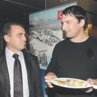 Primož Kozmus (desno)  novinarju Ervinu Čurliču: “Plenice so danes že tako izpopolnjene, da skoraj ne moreš zgrešiti.”