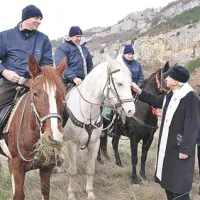 Koprski pomožni škof Jurij Bizjak je v Zanigradu blagoslovil  konje in njihove jezdece.