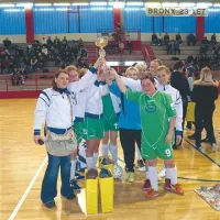 Tminke so si priborile pokal za prvo mesto (Petra Pavšič je št. 9) 