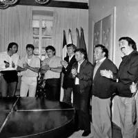Sprejem koprskih nogometašev na občini po osvojitvi naslova slovenskega prvaka  leta 1985. Z desne trener Lučjo Pertič, pomočnik Ivan Marjon in predsednik Karlo Emeršič