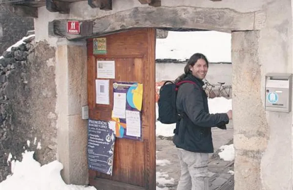 Skozi kamniti vhod v mladinski hotel Pliskovica, ki je lani dobil priznanje Turistične zveze Slovenije za gostoljubnost, je šlo že mnogo obiskovalcev  