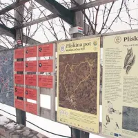 Na trgu pred trgovino v središču vasi stoji latnik evropskega prijateljstva, s katerim so domačini  obeležili  vstop Slovenije v EU. Informativne table pod latnikom obiskovalce obveščajo o znamenitostih kraja, ki so ga obiskali.       