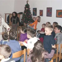 Najmlajše Pliskovljane in otroke iz okoliških vasi je v minulih dneh razveselil dedek Mraz
