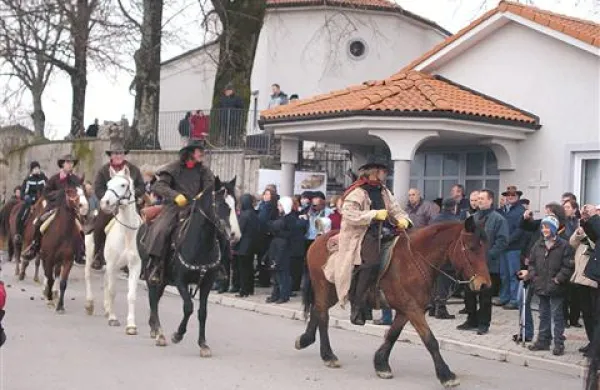 Tradicija je letos v Harije pripeljala približno ducat jezdecev s svojimi plemenitimi živalmi. 