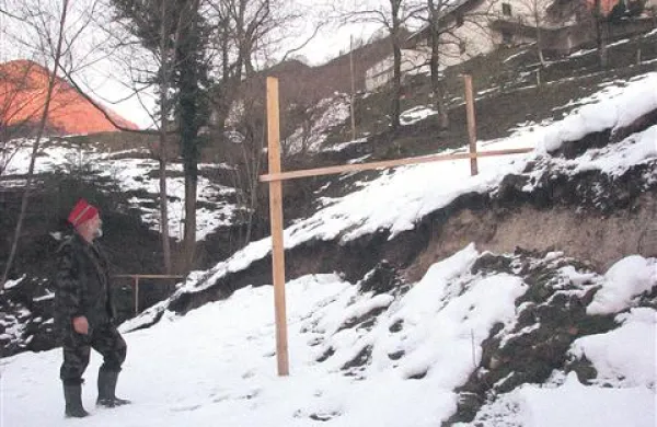  Jože Jeram je zadovoljen, ker je nedeljska ohladitev omejila premike plazu.