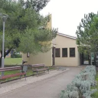 Mestno knjižnico Izola so leta 2004 preselili v del stavbe  vrtca Mavrica, enote Livade, zdaj pa je objekt pretesen  za oboje.      