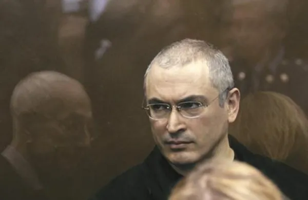 V 20 mesecev trajajočem sojenju Hodorkovskemu so številne priče menile, da so obtožbe zoper Hodorkovskega nenavadne, če ne celo absurdne.