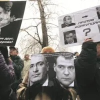 Danes se je pred moskovskim sodiščem zbralo več sto njegovih podpornikov, ki so imeli s seboj transparente z napisi “Svoboda”, “Rusija brez Putina”, “Dol s policijsko državo” in “Vsakdo od nas lahko postane Hodorkovski”. Policija jih je okoli 20 aretirala, med njimi tudi ženske in starejše.